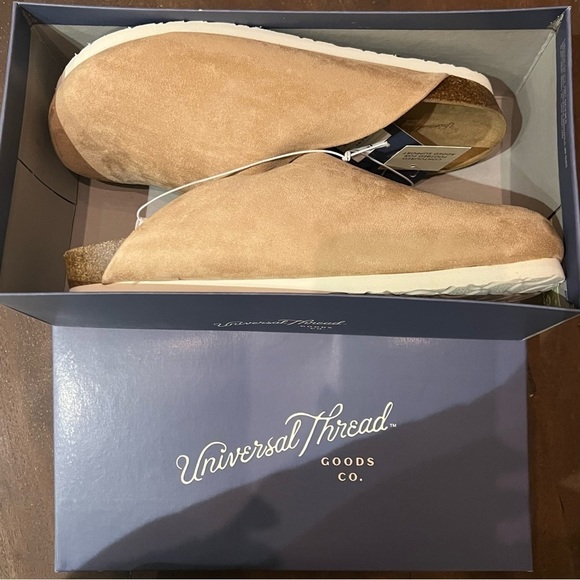 LADIES tan bev flats - Picture 4 of 5